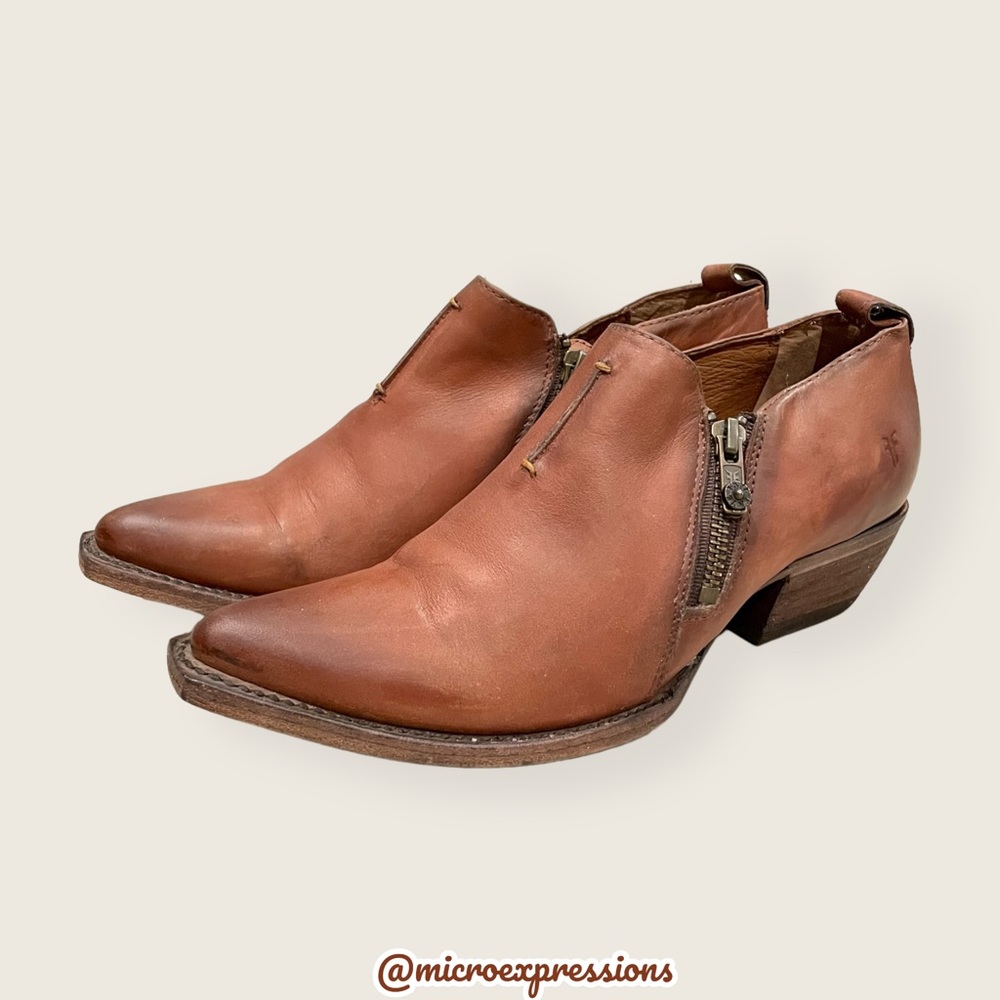 Frye Sacha Moto Shortie Cognac Leather Western Cowboy Point Toe ZipUp Ankle Boot - Picture 9 of 14